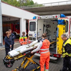 Kameraden am neuen DRK Rettungswagen 