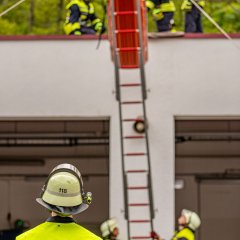 Angestellte Leiter - ablassen der Schleifkorbtrage