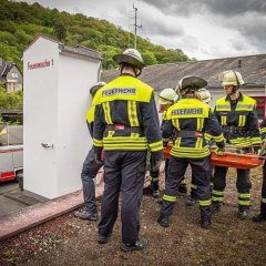 Kameraden mit Schleifkorbtrage auf dem Dach