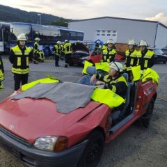 Kameraden im und am verunfallten Pkw