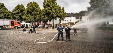 Löschangriff - Vorführung der Jugendfeuerwehr