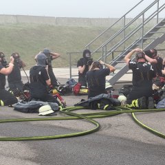 Kameraden vor der Brandsimulationsanlage