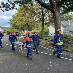 Jugendliche gehen mit Krankentrage zu Personenrettung