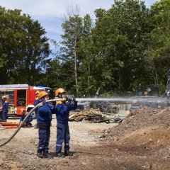 2 Jugendliche löschen die Industriehalle