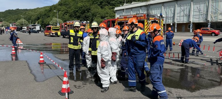 Gefahrguteinsatz, Jugendliche in Schutzausrüstung