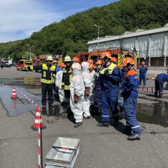 Gefahrguteinsatz, Jugendliche in Schutzausrüstung