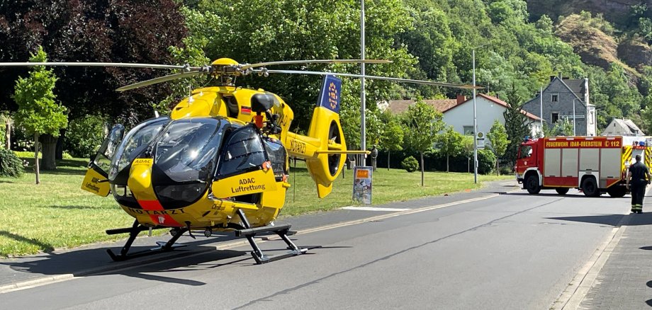 Hubschrauber und Rüstwagen an Einsatzstelle