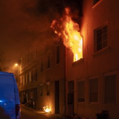 Flammen schlagen aus Fenster