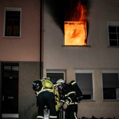 Flammen schlagen aus Fenster