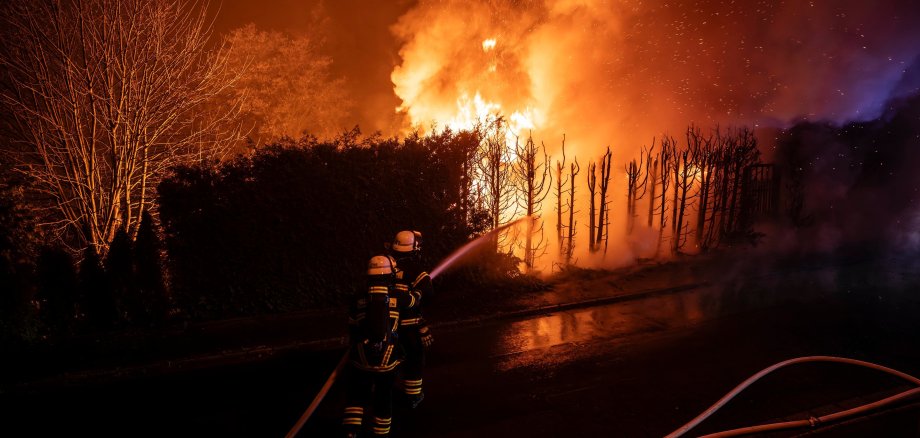 Feuerwehrangehörige beim Löschen