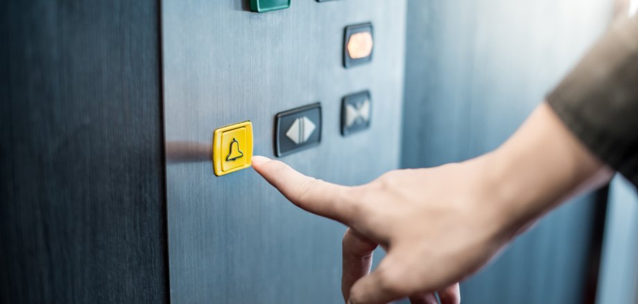 Drücken des Alarmknopfes im Fahrstuhl